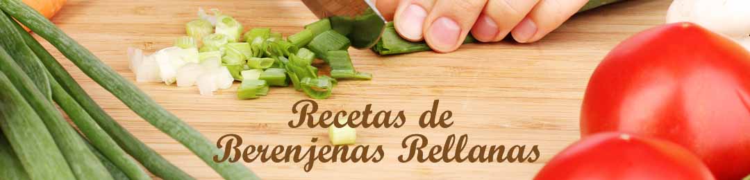 cortando sobre la tabla ingredienes de las berenjenas rellenas